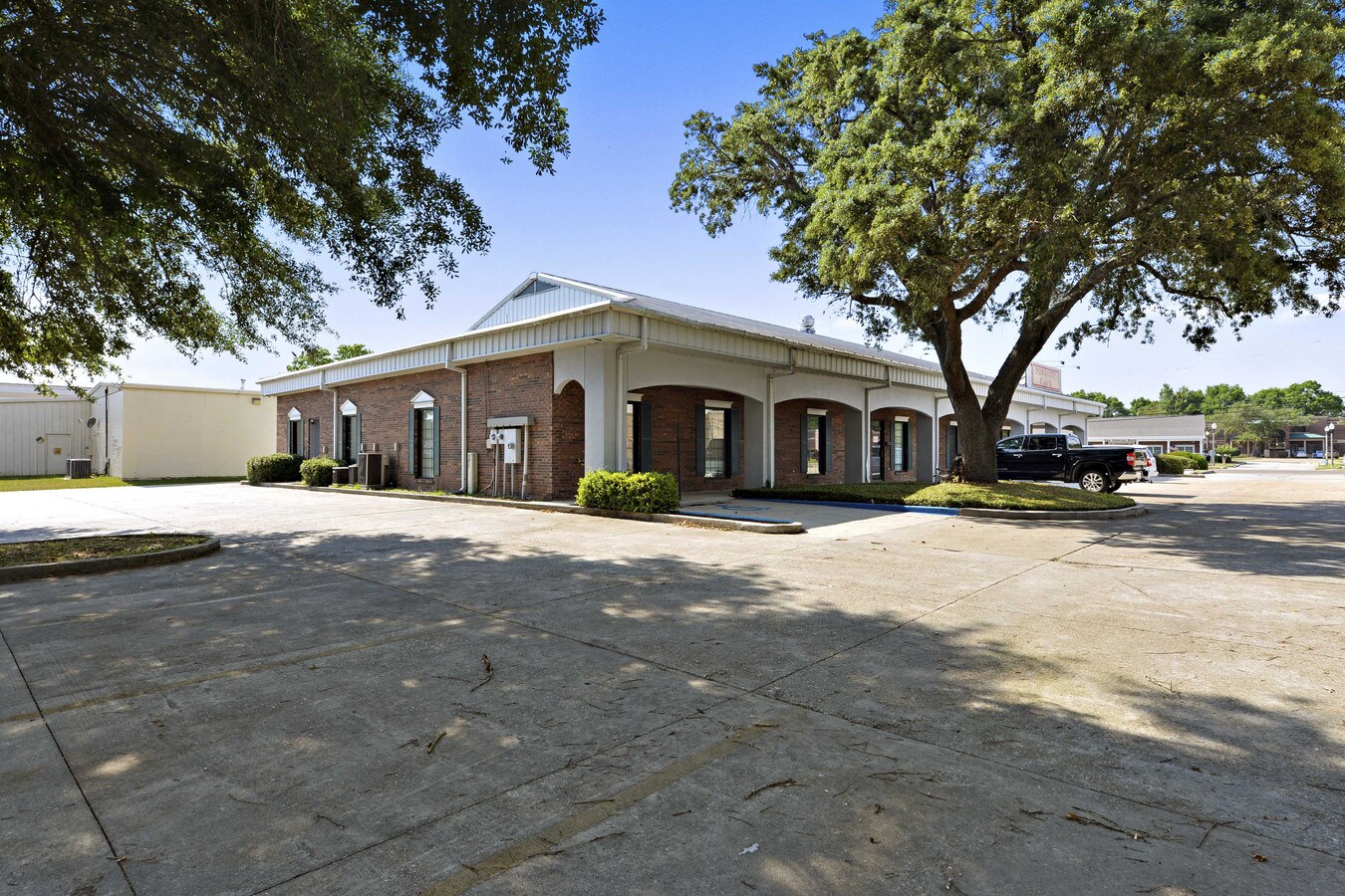 2561 Pass Rd, Biloxi, MS 39531