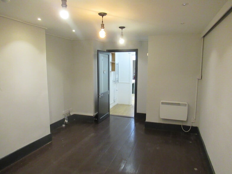 5 Leopold Rd, London for lease - Interior Photo - Image 2 of 4