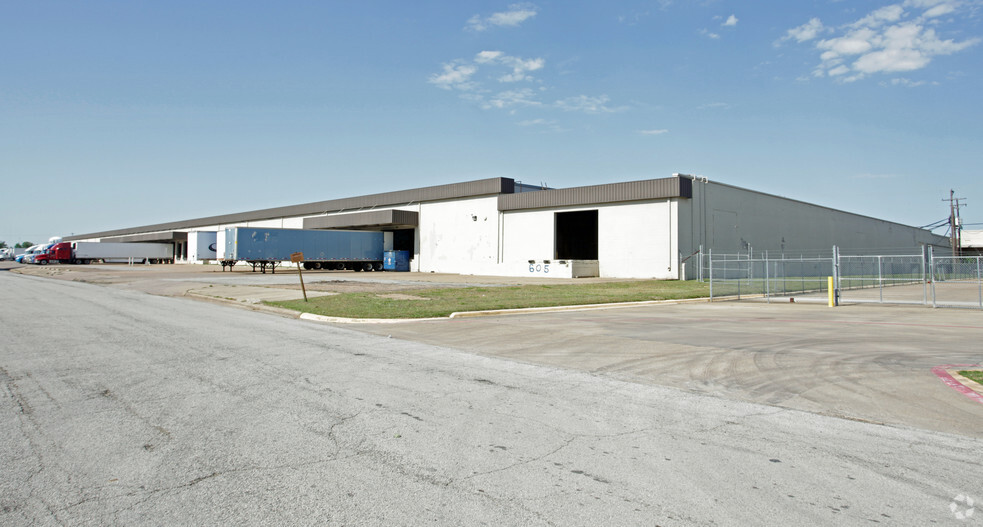 605 110th St, Arlington, TX for lease - Primary Photo - Image 1 of 4