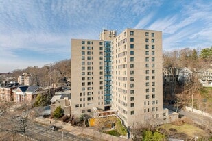 Diane and Mark Goldman Family Residences - Loft