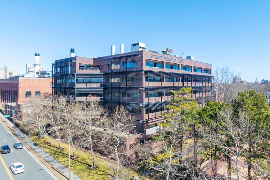 840 Memorial Dr, Cambridge, MA for lease - Building Photo - Image 1 of 3