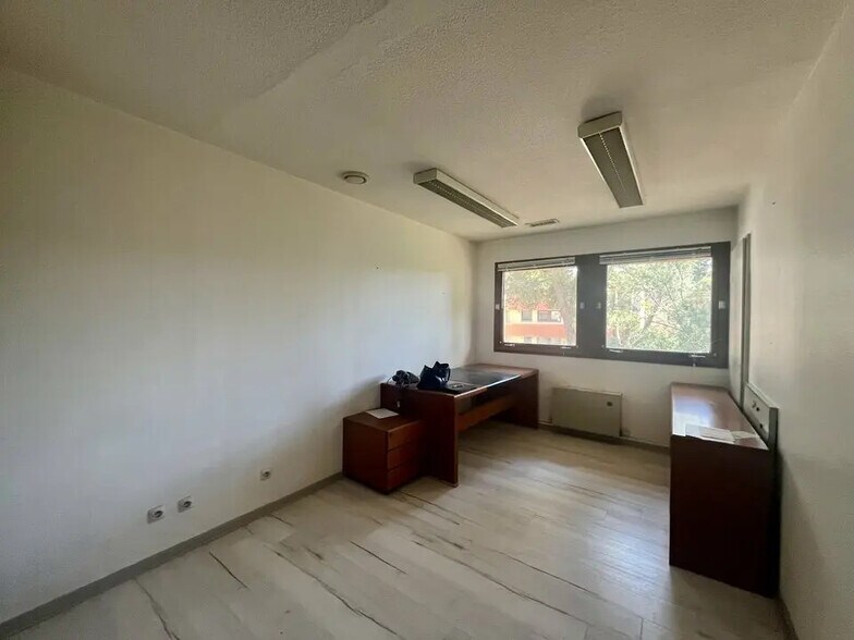 Office in Arles for lease - Interior Photo - Image 3 of 5