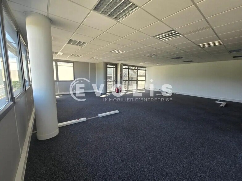 Office in Orsay for lease - Interior Photo - Image 3 of 9