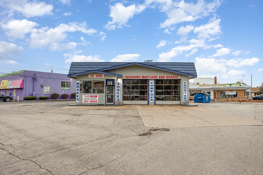 2714 Bay Rd, Saginaw, MI for sale - Building Photo - Image 2 of 10