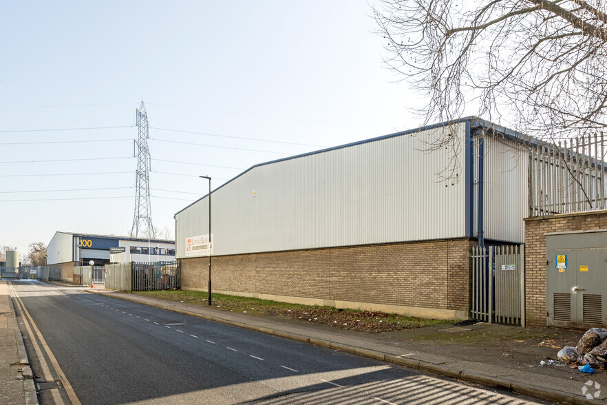 74-88 Roding Rd, London for lease - Building Photo - Image 2 of 4