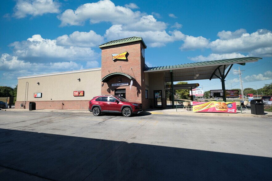 715 Center Dr, Lansing, KS for sale - Primary Photo - Image 1 of 1