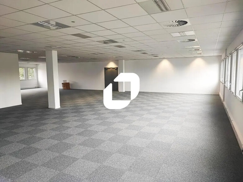 Office in Bondy for lease - Interior Photo - Image 1 of 5