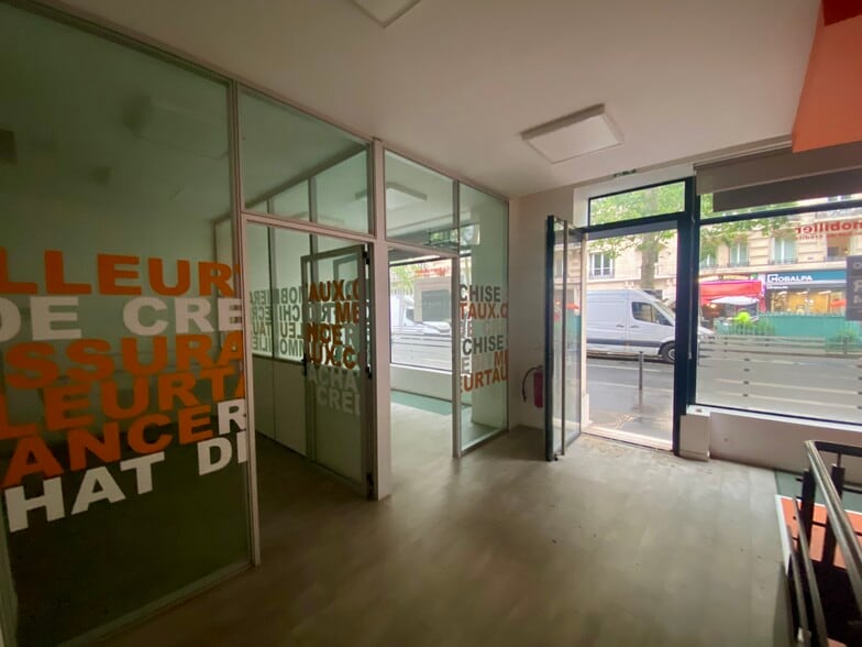 Retail in 66 Boulevard Raspail, Paris for lease - Building Photo - Image 3 of 10