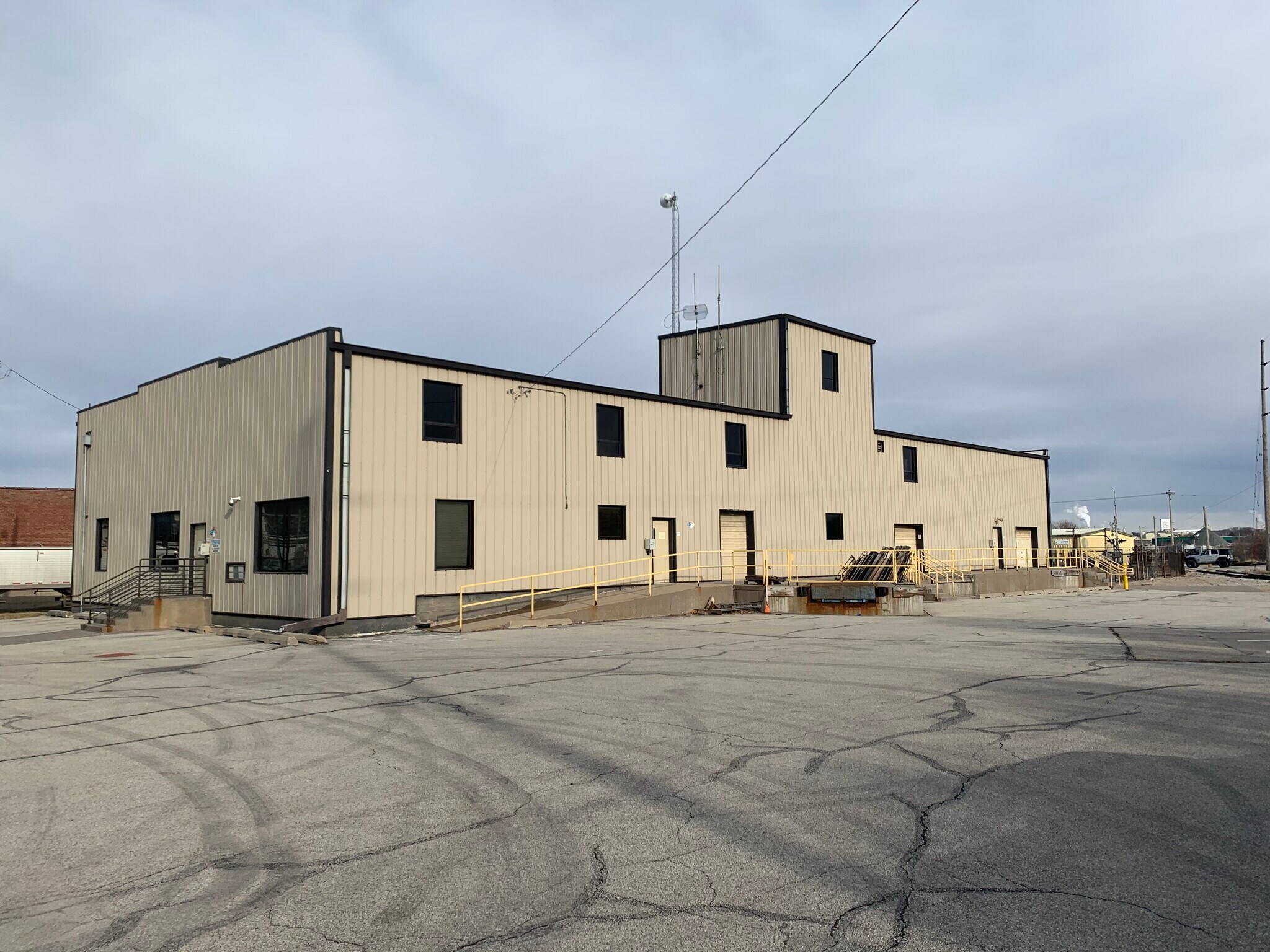 1017 12th Ave SW, Cedar Rapids, IA for sale Primary Photo- Image 1 of 1