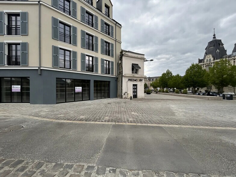 Retail in Chartres for lease - Building Photo - Image 2 of 6