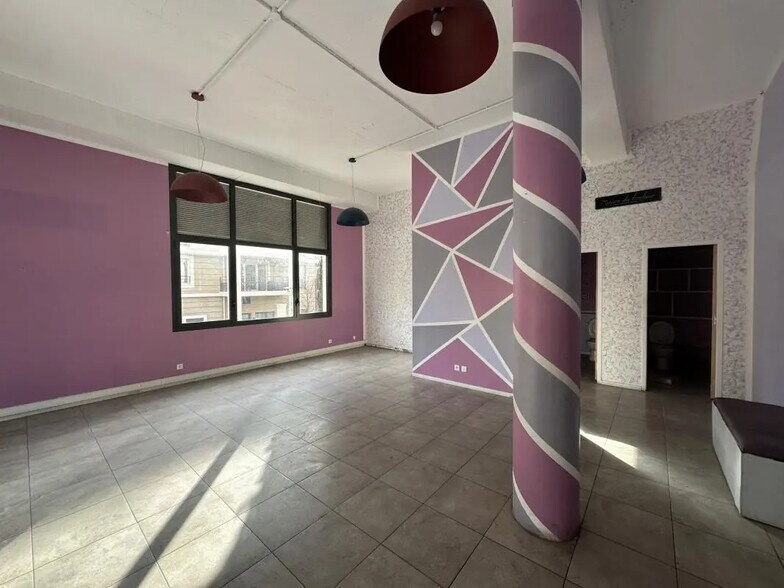 Retail in Toulon for lease - Building Photo - Image 3 of 8