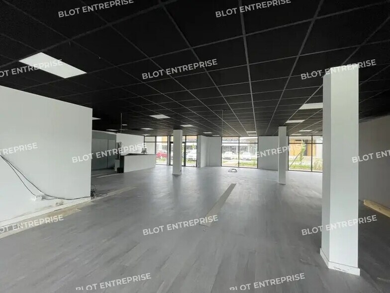 Retail in Landerneau for lease - Interior Photo - Image 3 of 12