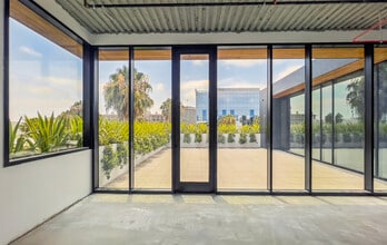 315-319 N Beverly Dr, Beverly Hills, CA for lease Interior Photo- Image 2 of 5