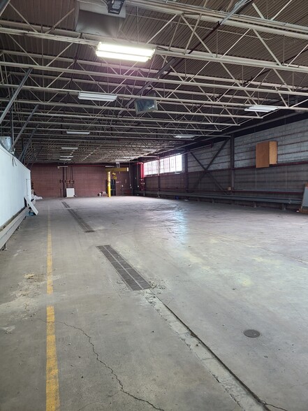 3320 W Ferguson Rd, Fort Wayne, IN for lease - Interior Photo - Image 1 of 11