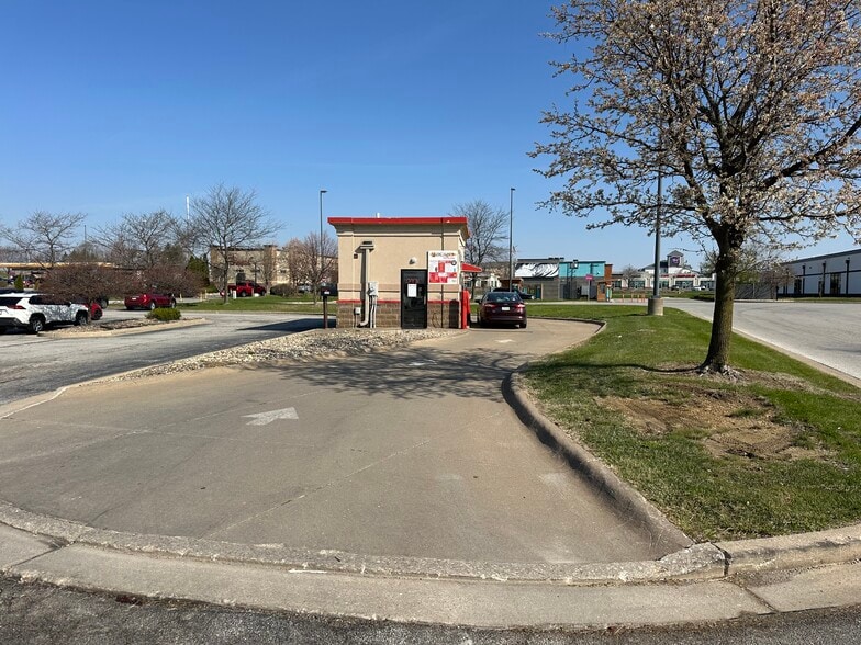 Dave & Buster's Anchored Center portfolio of 2 properties for sale on LoopNet.com - Building Photo - Image 2 of 7