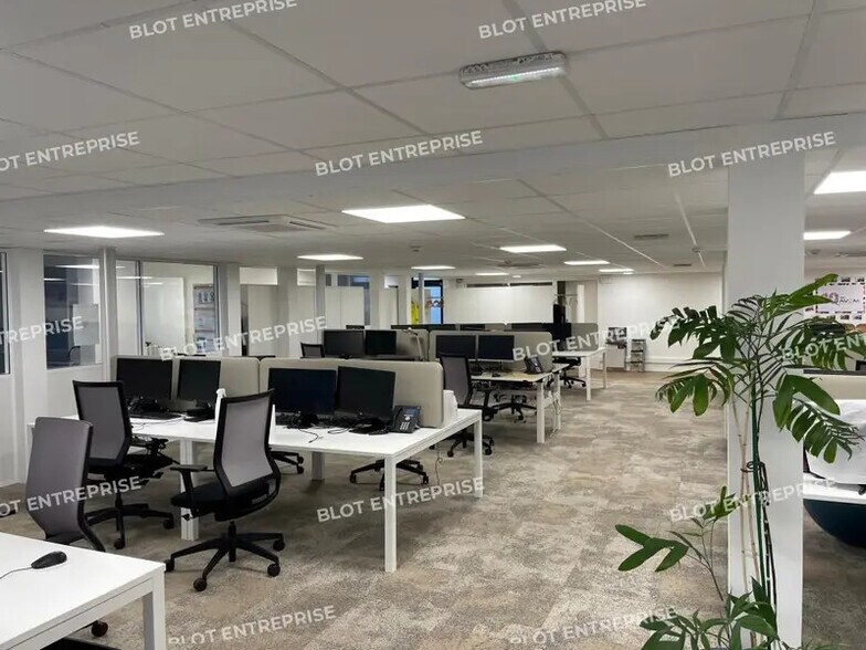 Office in Quimper for sale - Interior Photo - Image 2 of 5