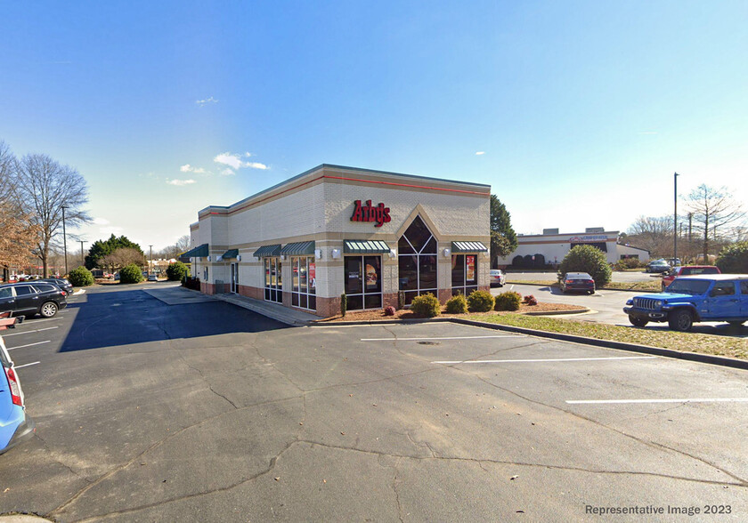 8136 S Tryon St, Charlotte, NC for lease - Building Photo - Image 1 of 4