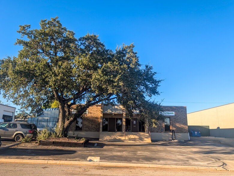 338 Breesport St, San Antonio, TX for lease - Building Photo - Image 2 of 15