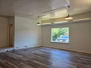 1330 Avenue N, Huntsville, TX for lease Interior Photo- Image 2 of 12