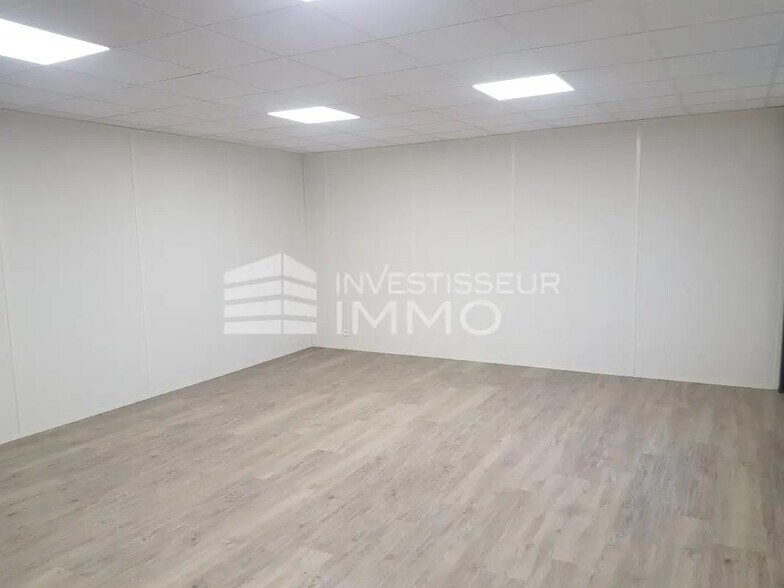 Office in Eaubonne for lease - Building Photo - Image 2 of 8