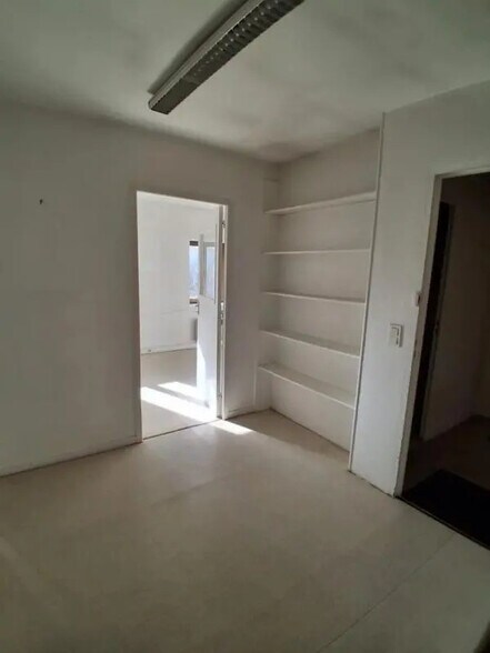 1 Avenue De La République, Houdan for lease - Building Photo - Image 2 of 6