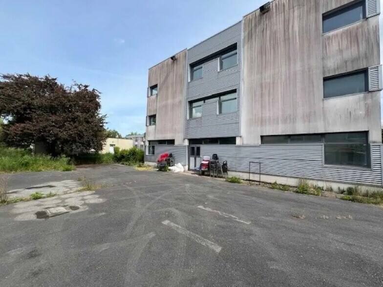 164 Rue Des Frères Farman, Buc for sale - Building Photo - Image 3 of 9