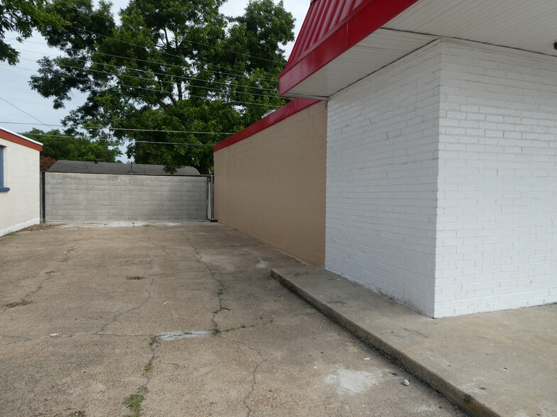 1821 Crestridge Dr, Mesquite, TX for sale - Building Photo - Image 3 of 4