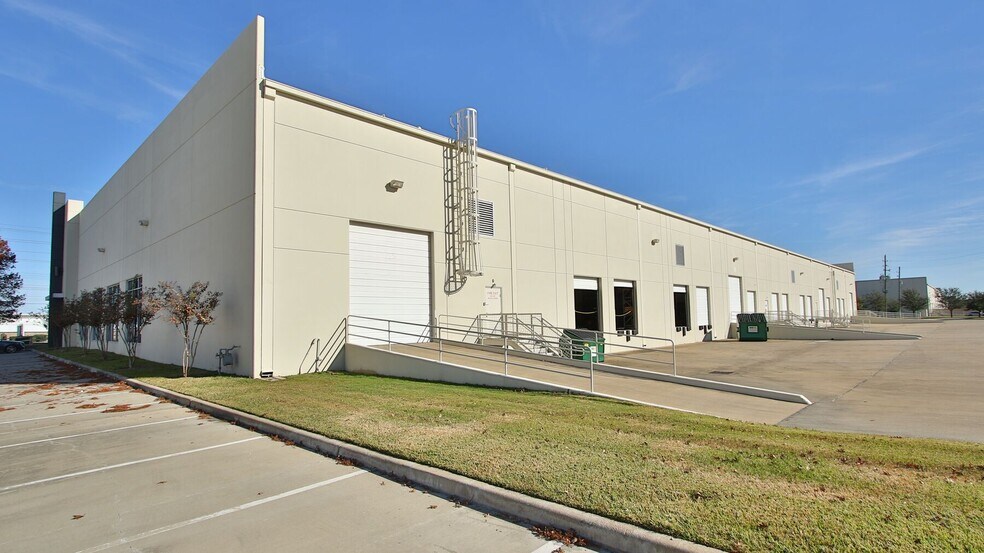 3423 N Sam Houston Pky W, Houston, TX for lease - Building Photo - Image 2 of 16