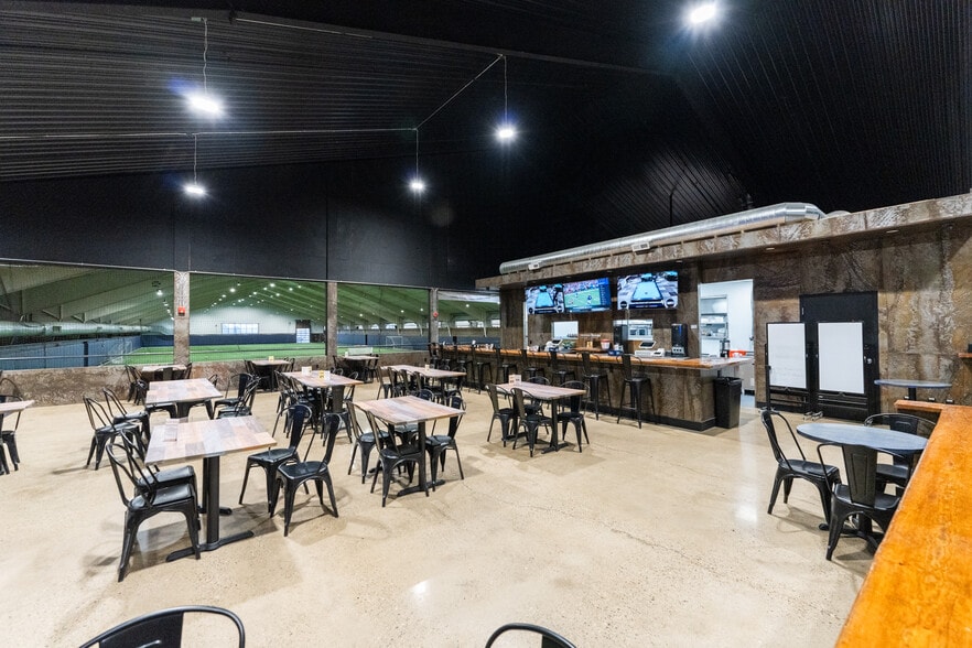 1 Racquet Ln, Monroeville, PA for lease - Interior Photo - Image 1 of 12