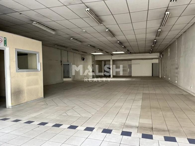 Retail in Oullins for lease - Building Photo - Image 3 of 12