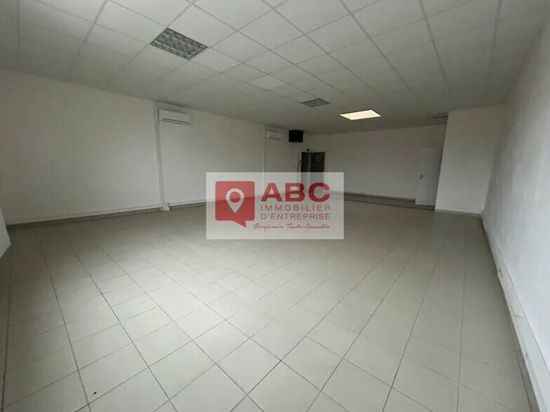 Office in Le Crès for lease - Building Photo - Image 3 of 7