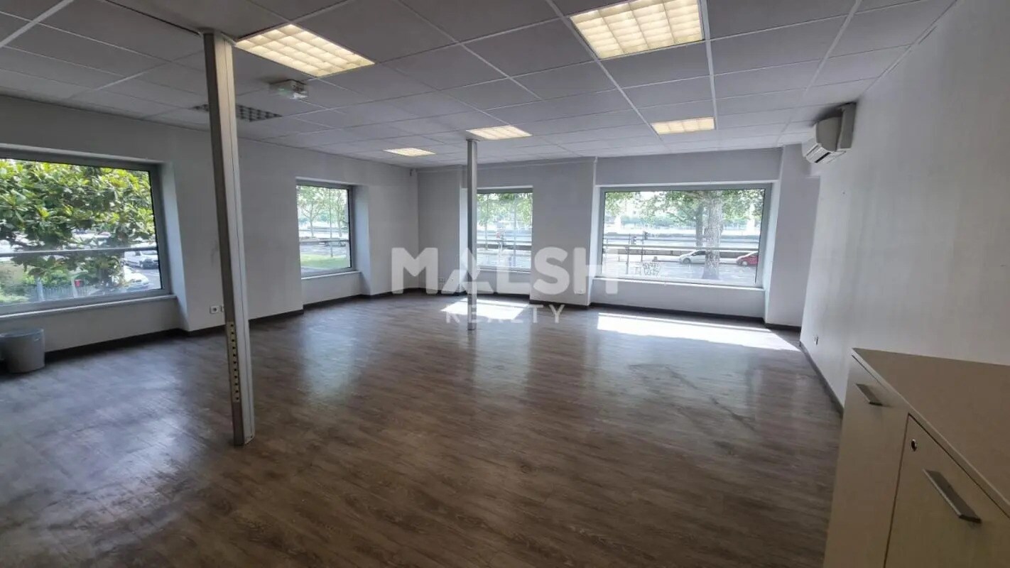 Retail in Lyon for lease Interior Photo- Image 1 of 25