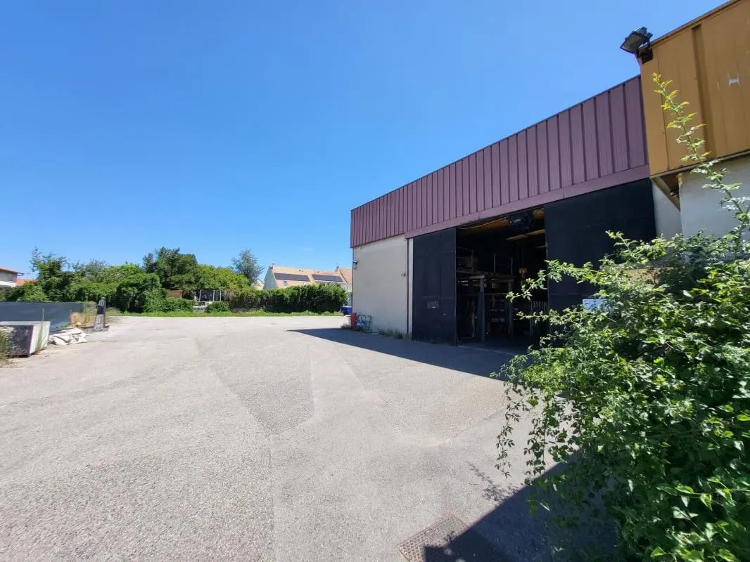 Flex in Décines-Charpieu for lease Building Photo- Image 1 of 8