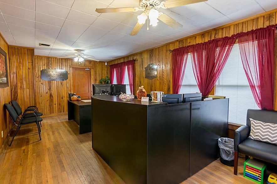 207 W Montgomery St, Willis, TX for lease - Interior Photo - Image 2 of 9