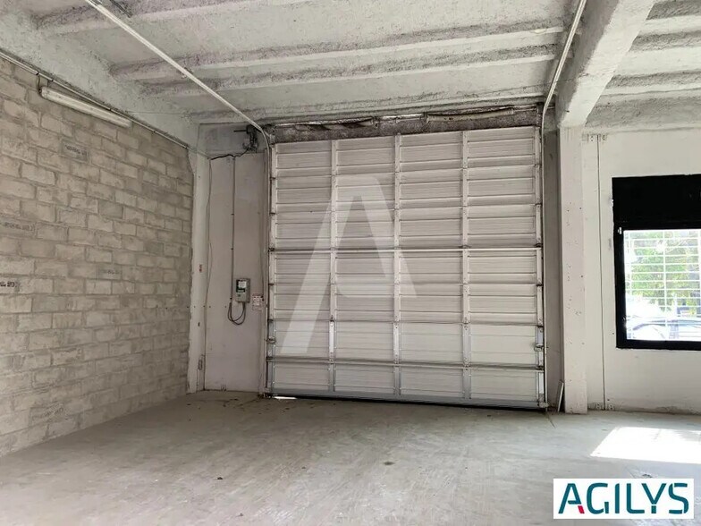 Flex in Villebon-sur-Yvette for lease - Interior Photo - Image 3 of 9