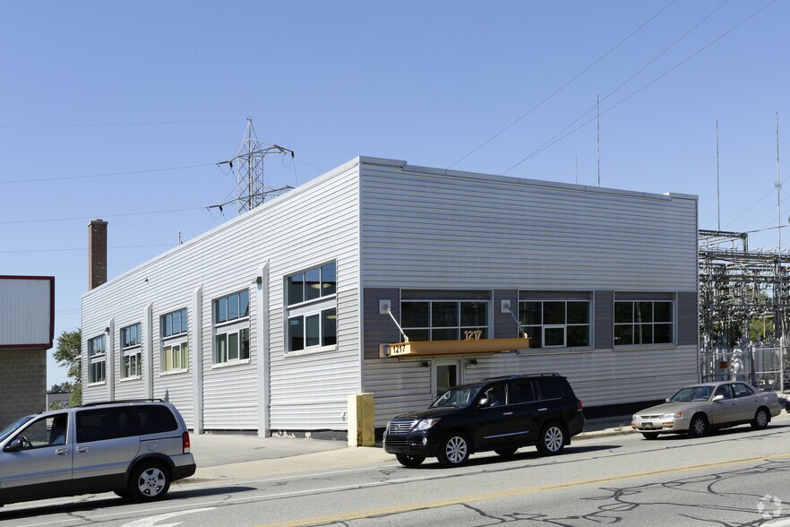 1217-1225 Monroe Ave NW, Grand Rapids, MI for sale - Primary Photo - Image 1 of 1