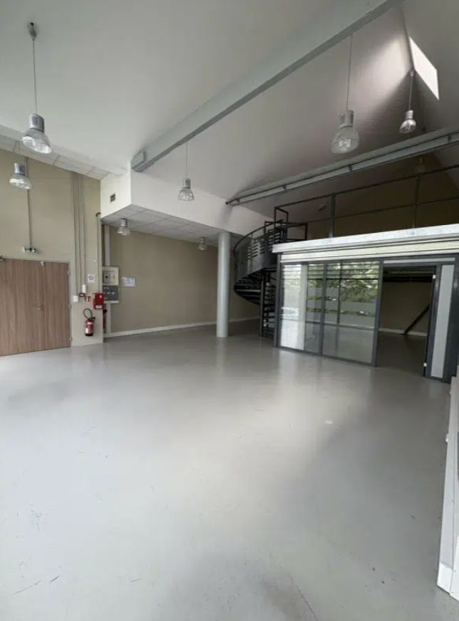 Office in Lyon for lease Interior Photo- Image 1 of 11