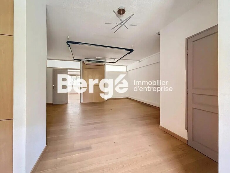 Office in Saint-Laurent-du-Var for lease - Building Photo - Image 1 of 8