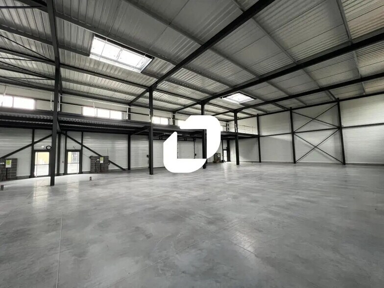 Flex in Sainghin-en-Mélantois for lease - Interior Photo - Image 2 of 11