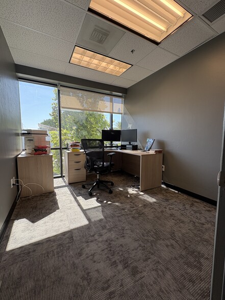 2210 E Fort Lowell Rd, Tucson, AZ for lease - Interior Photo - Image 3 of 8