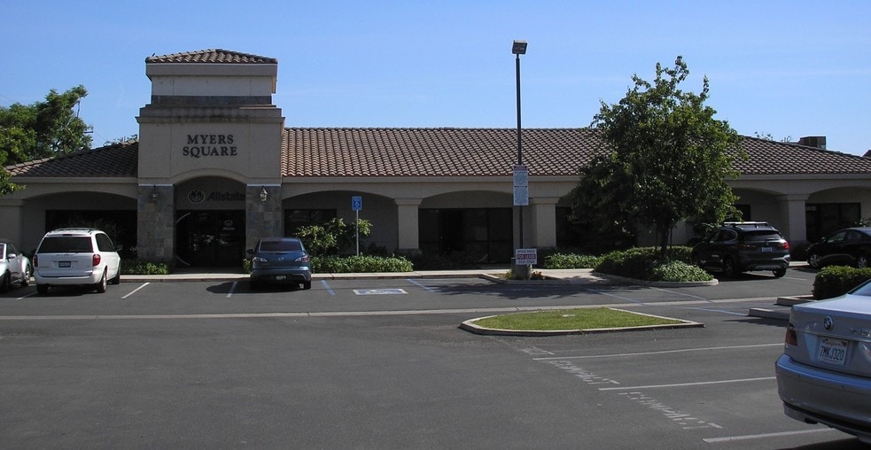 561 S Pinkham Rd, Visalia, CA for lease - Primary Photo - Image 2 of 3