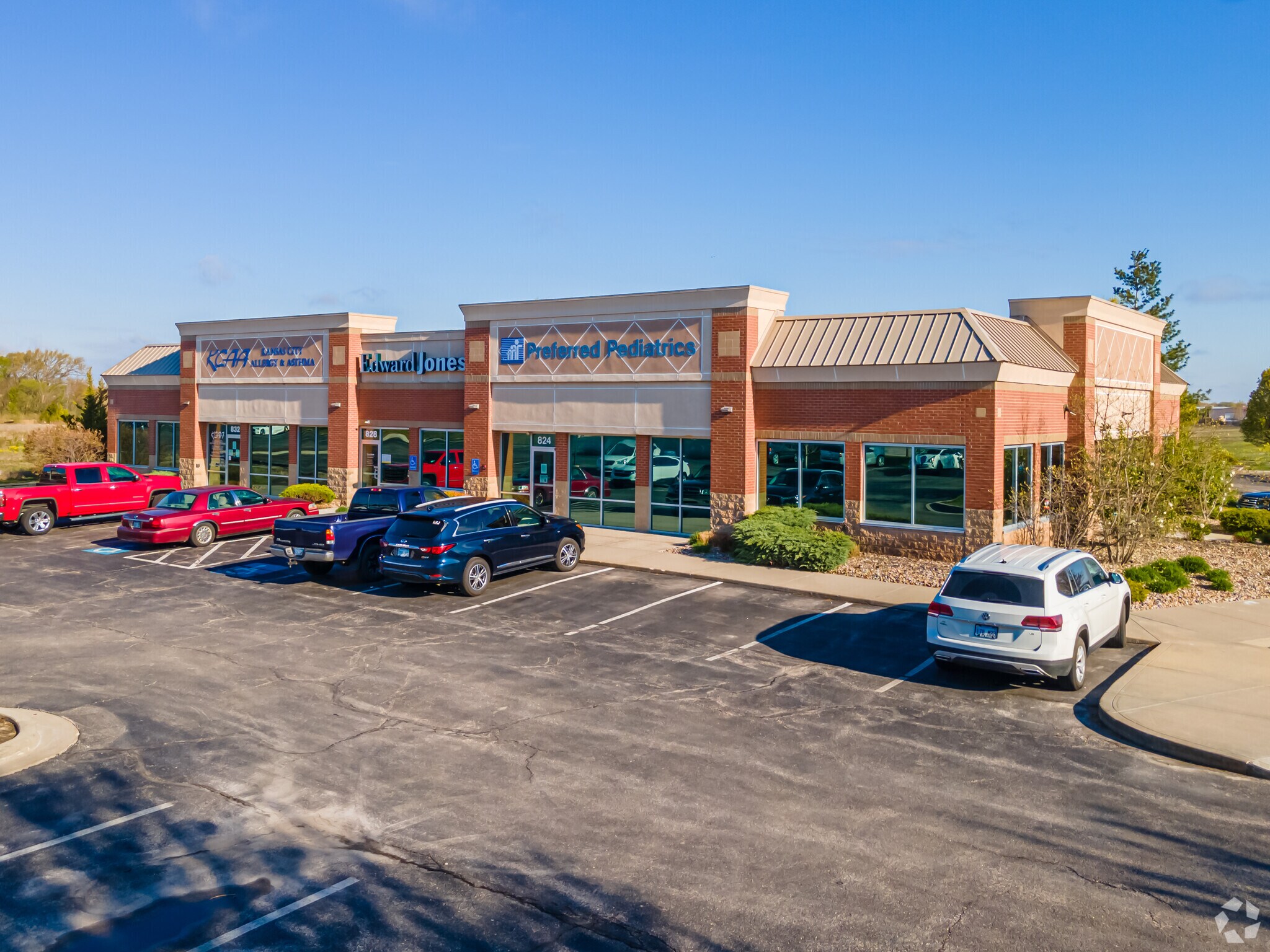 820-832 W Frontier Ln, Olathe, KS for lease Building Photo- Image 1 of 7