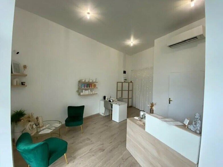 Retail in Carbon-Blanc for lease - Interior Photo - Image 2 of 12