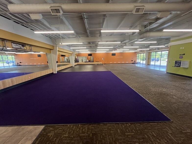 5530 E Highway 62, Jeffersonville, IN for lease - Building Photo - Image 2 of 6