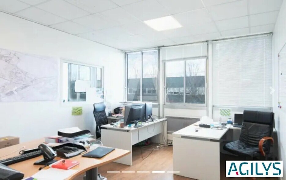 Flex in Coignières for lease - Interior Photo - Image 3 of 5