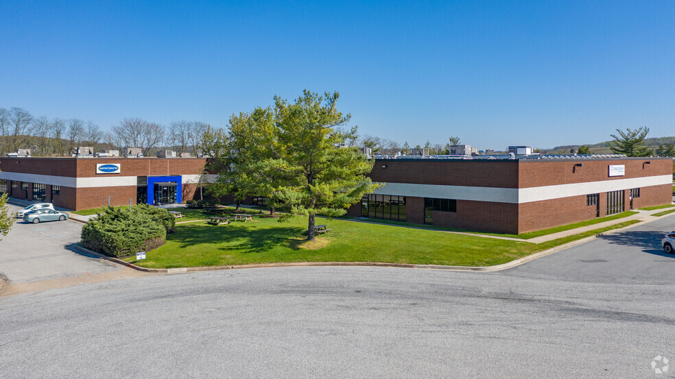 330-336 Clubhouse Rd, Hunt Valley, MD for lease - Building Photo - Image 1 of 3