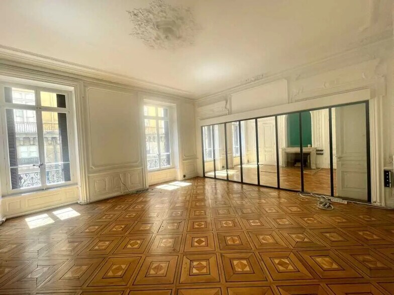 Office in Lyon for lease - Interior Photo - Image 1 of 10