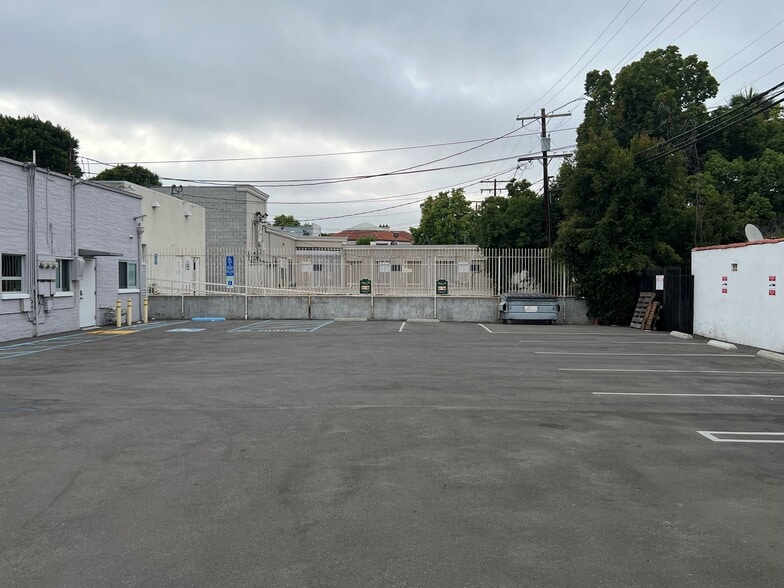 224 S Robertson Blvd, Beverly Hills, CA for lease - Building Photo - Image 2 of 7