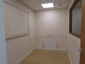 80 Dunstable Rd, Luton for lease Interior Photo- Image 2 of 16