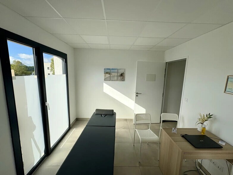 Office in Velaux for lease - Building Photo - Image 2 of 3